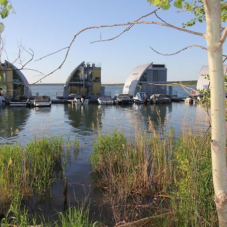 Schwimmende Ferienwohnung Sundowner Elsterheide ภายนอก รูปภาพ